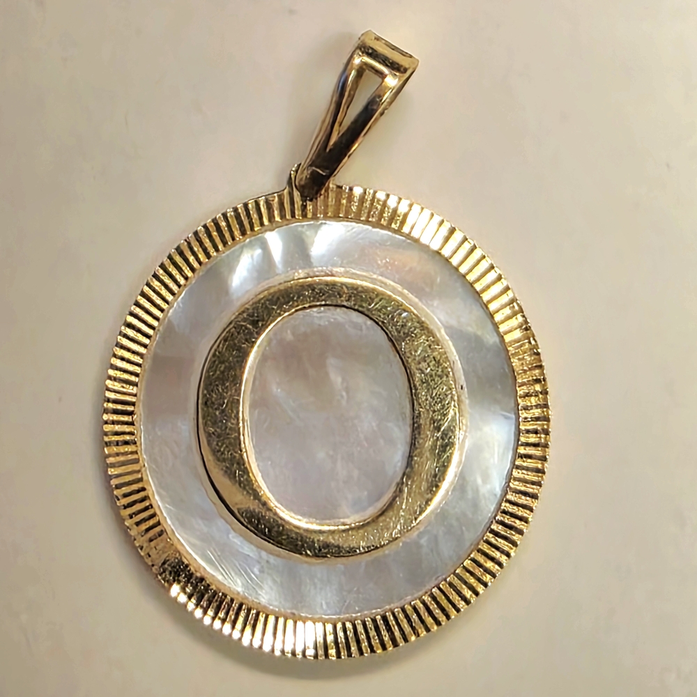 💛18k Gold O Initial Mother Of Pearl Pendant